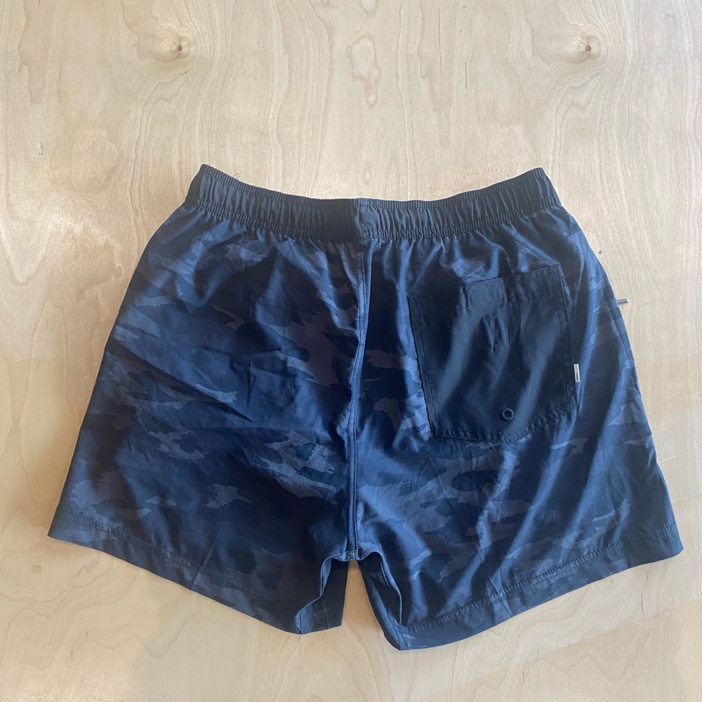 Vuori Kore Short 5” Black Camo